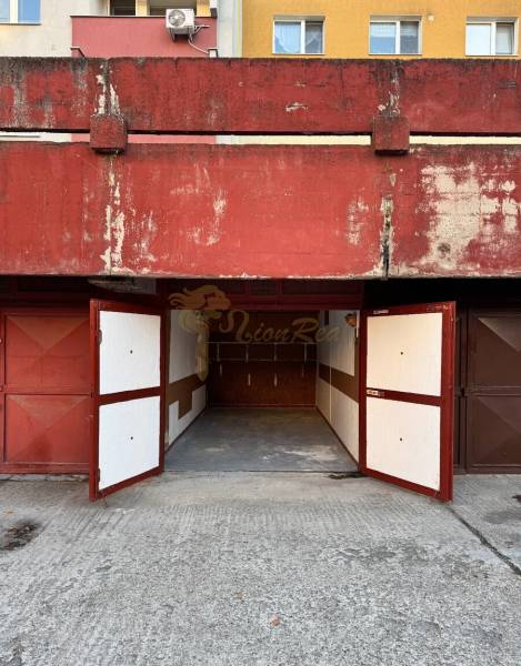 Garázsok nyitott fémkapukkal a Pozsony-Vrakuňa Bebravska utcáján.