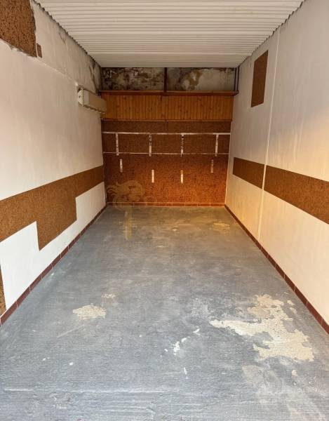 Garázs a Pozsonyi Bebravska utcában – Vrakunán betonpadlóval és parafa burkolatú falakkal.