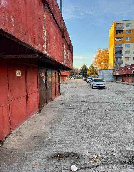 Garázsok a Bebravska utcában, Pozsony-Vrakuňa, lakóházak és autók mellett.