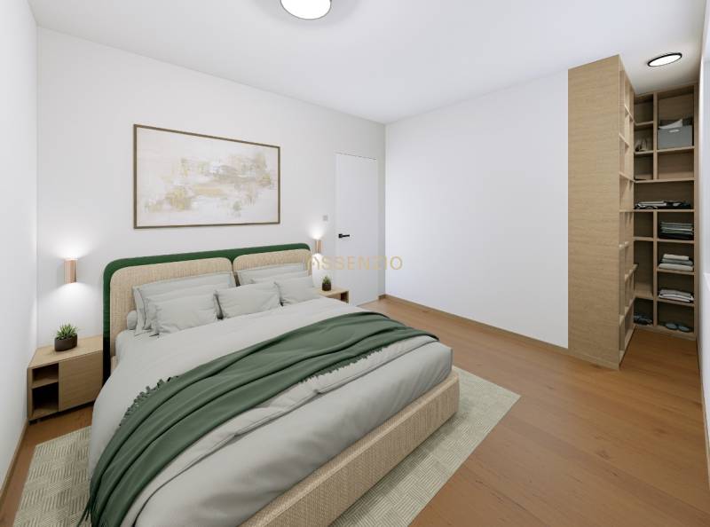 Hálószoba egy kétszobás lakásban ággyal, képpel és fa dekorációjú padlóval.