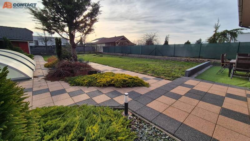 Kert a családi ház mellett a Veterná utcában, Krakovanyban, térkövezett és teraszos.