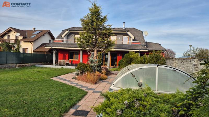 Családi ház Krakovanyban, a Veterná utcában, kerttel és üvegházzal.