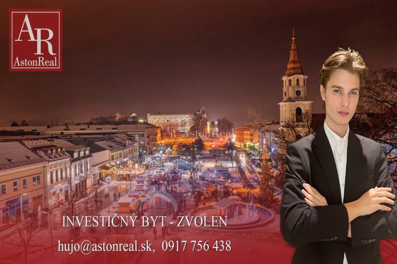 Téli esti hangulat Zólyom központjában havas háztetőkkel és kivilágított utcákkal.