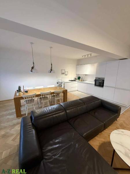 Konyha kanapéval és étkezőasztallal, fa dekorációjú padló, 4 szobás lakás.