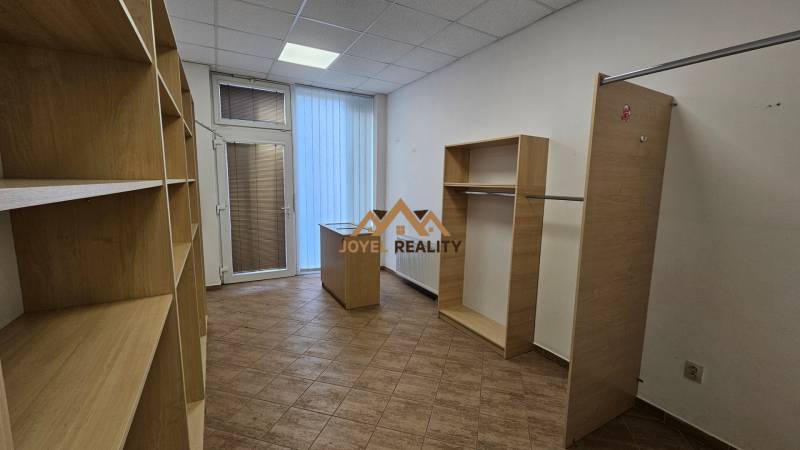 Polcállványok és tárolóhelyek fa dekor padlóval.