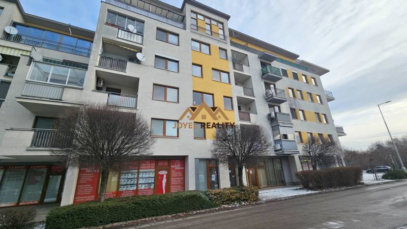 Épület üzlethelyiségekkel a Sárospataki utcán, téli hangulattal.