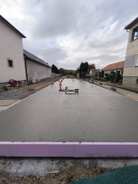 Az alapok építése a Litoměřická utcában, Topoľčiankyban a leendő 2 szobás lakáshoz.