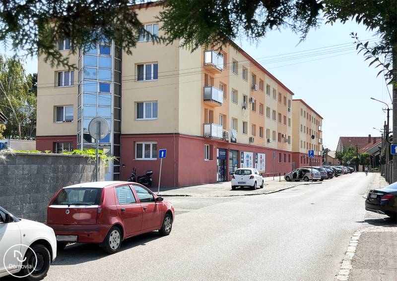 Üzlethelyiségekkel és parkolóval rendelkező épület a Pozsony-Ružinovban található Kašmírska utcában.