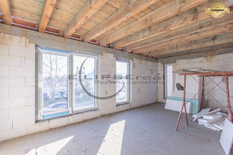 Épület Nagy Leváron nagy ablakokkal és fa mennyezettel, belső tér előkészítése.