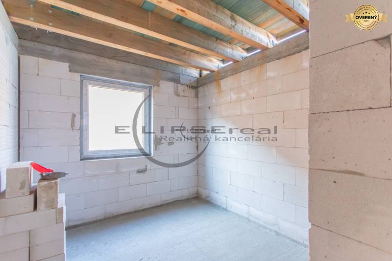 Az épület belső tere fehér téglákkal és Nagylévárd stílusú ablakkal.