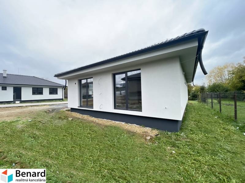 Családi ház Eperjesen kerttel és nagy ablakokkal, tágas és világos belső terekkel.