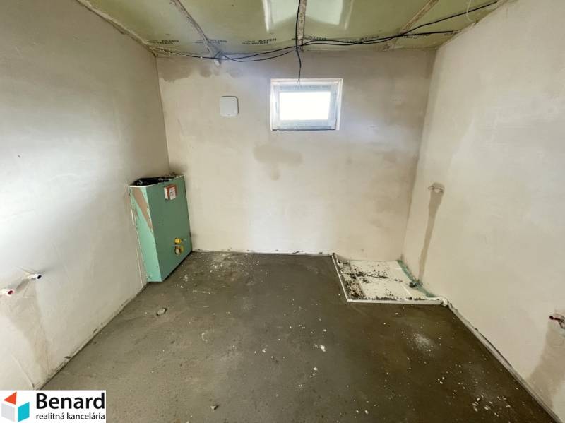 Felújítatlan szoba egy családi házban, szerelési előkészítéssel és feltárt falakkal.