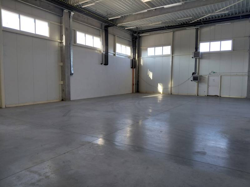 Üres csarnok világos falakkal raktárakban és csarnokokban.