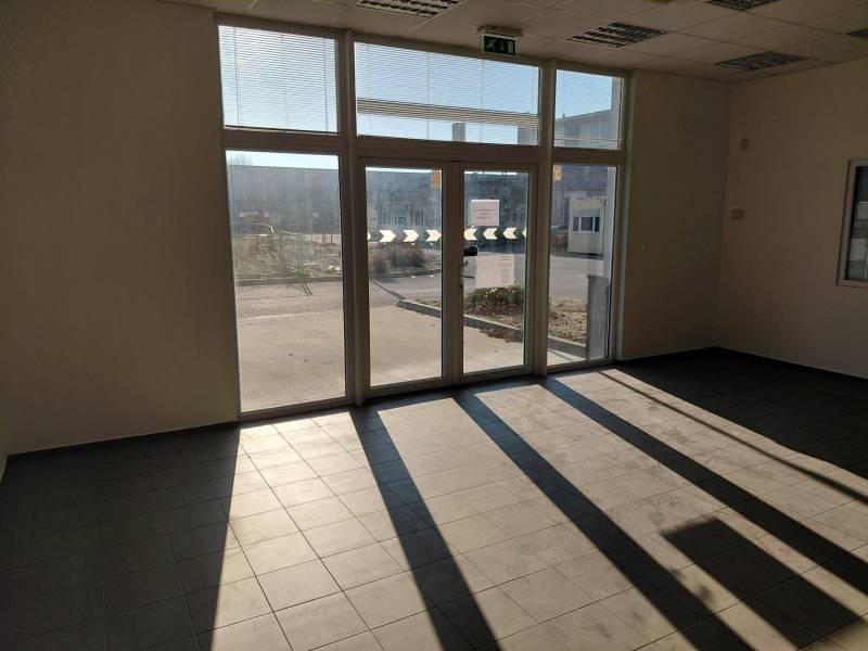 Tágas belső tér nagy ablakokkal és csempével a raktárakban és csarnokokban.