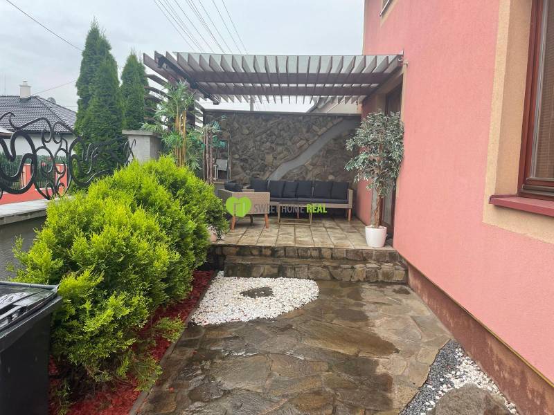 Családi ház az Ezüst utcában, Kassán, Barca városrészben, rendezett terasszal és zöldterülettel.