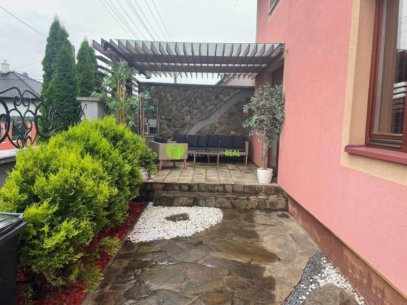 Családi ház a Kassán, Barcán található Ezüst utcában terasszal.