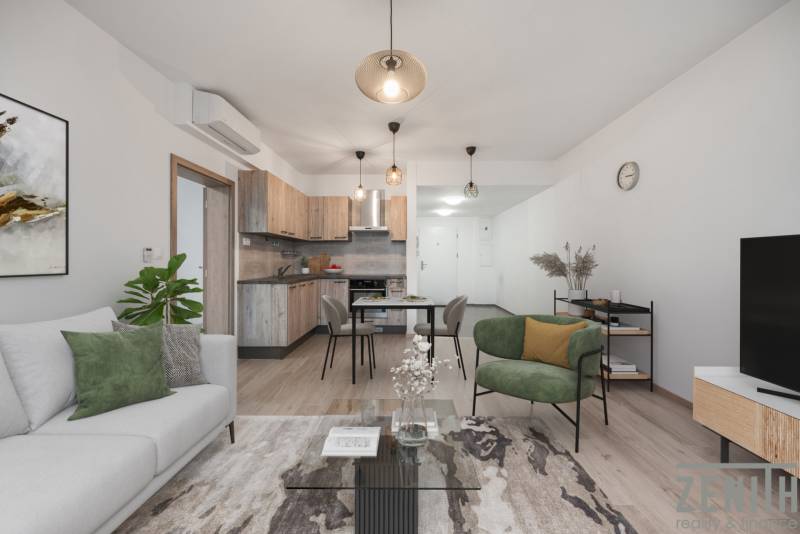 Nappali konyhasarokkal egy kétszobás lakásban, fa dekorációjú padlóval és kényelmes ülőgarnitúrával.