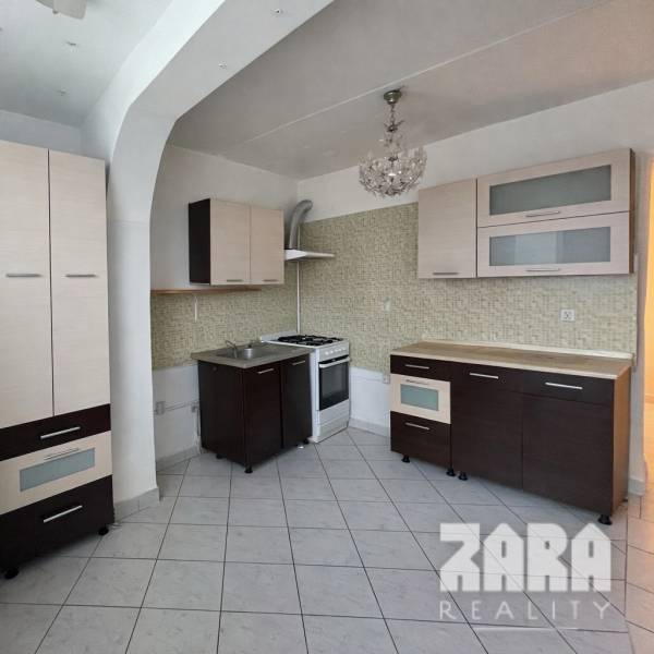 3 szobás lakás konyhája csempézett padlóval és konyhabútorral.