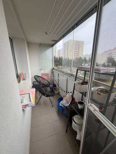 Üvegezett lodžia kilátással a környékre egy négy szobás lakásban Besztercebányán, a Chabenecká utcában.