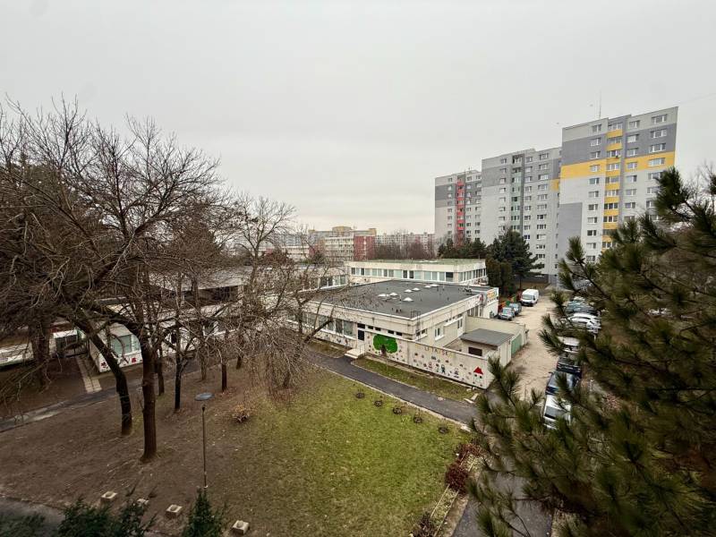 Kilátás a pozsonyi Lúky lakótelepre, amelyet zöldterületek és panelházak vesznek körül.