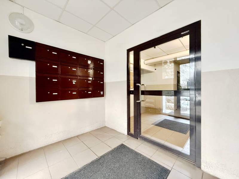 Egy lakóház előcsarnoka Pozsonyban - Lúky, postaládákkal.