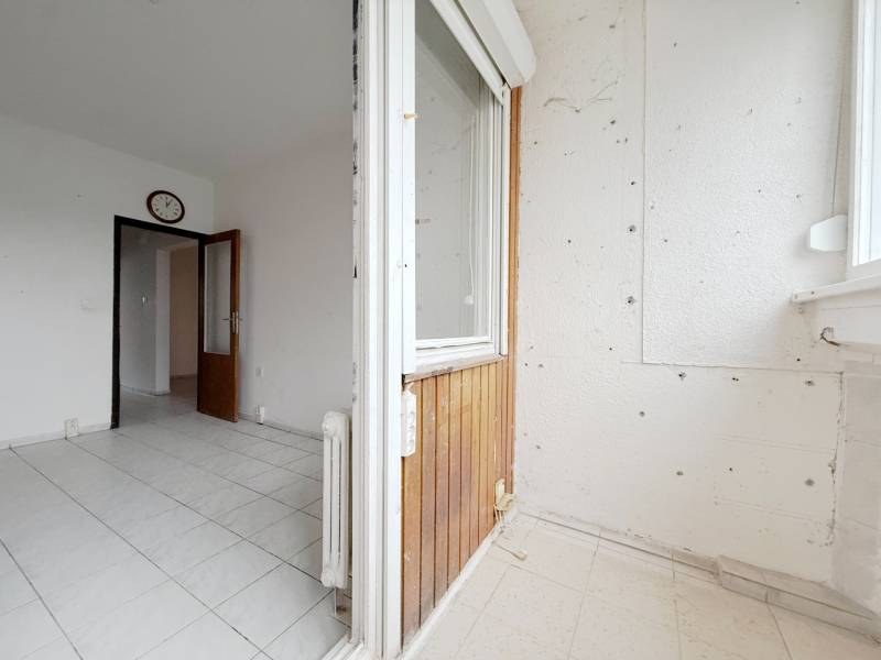 Erkély csempével a 4 szobás lakásban, kilátás az előszobára ajtókkal.