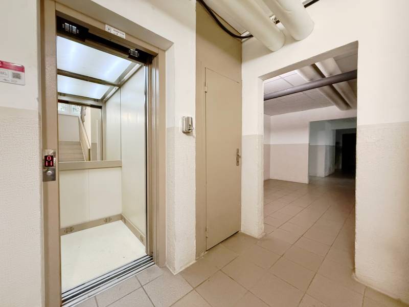 Lift és lépcsőház a pozsonyi Lúky városrészben található 4 szobás lakás alagsorában.