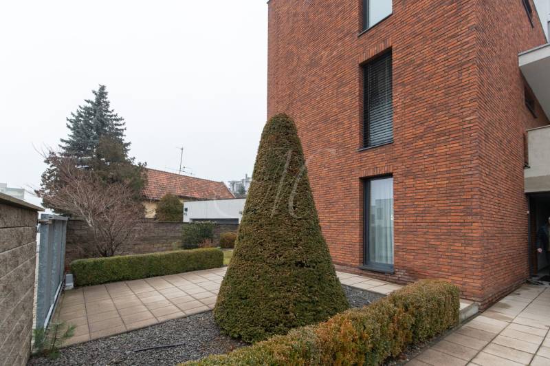 Téglaház a Bárdošova utcában, Pozsonyban - Kramároch, kerttel és kövezett járdával.