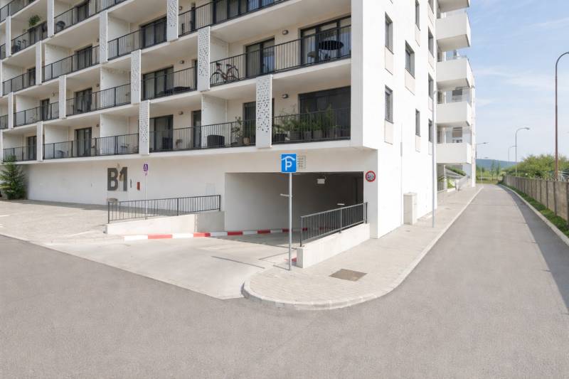 Lakóépület parkolóbejárattal Pozsony-Rača városrészében, az Eduarda Wenzla utcában.