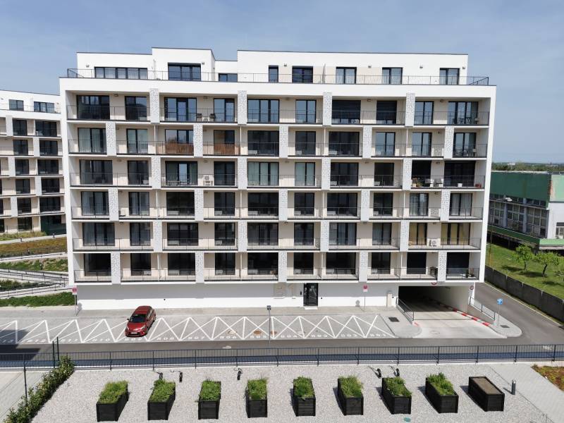 Modern lakóház parkolóhelyekkel és zöldterülettel az Eduarda Wenzla utcában, Pozsony - Récse.