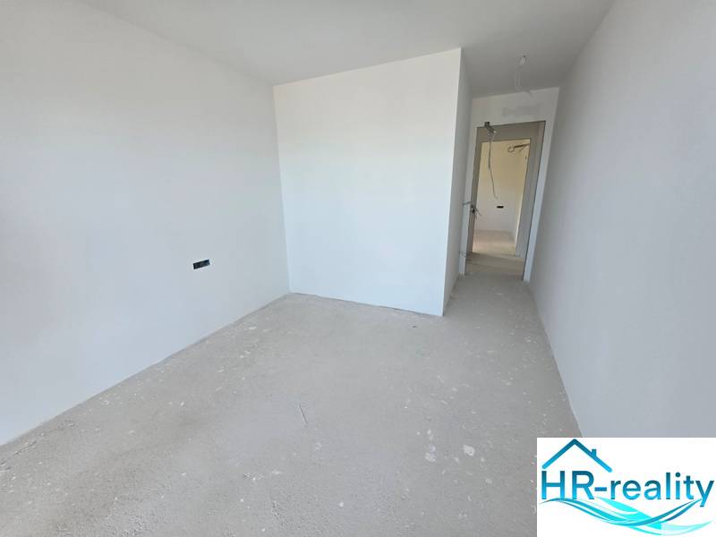 Nyaraló apartman fehér falakkal és alapvető padlóval dekoráció nélkül.