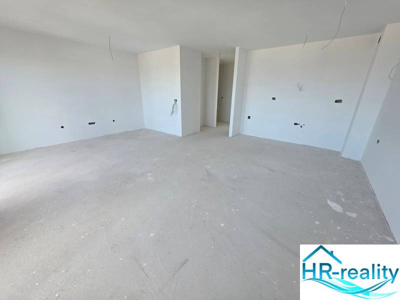 A fehér falú Nyaraló apartman nappalija építés alatt.