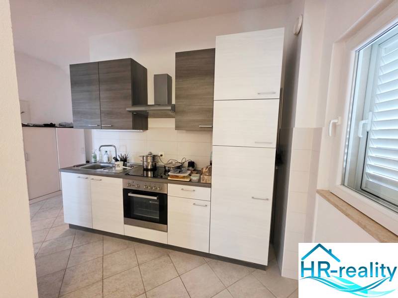 Konyha kombinált szekrényekkel és beépített készülékekkel a Nyaraló apartmanban.