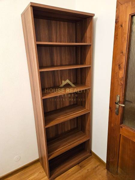 Ötpolcos polc faajtó mellett és fa dekoros padló.