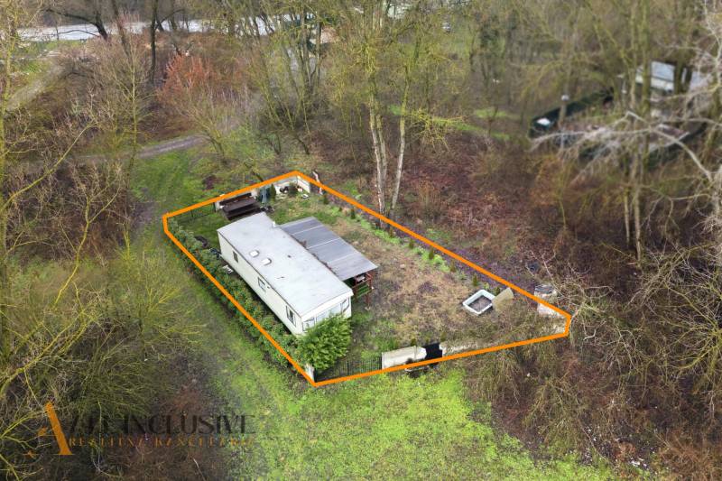 Ház Gabčíkovo-ban, erdőkkel körülvéve, bekerített telekkel és mobilházzal.