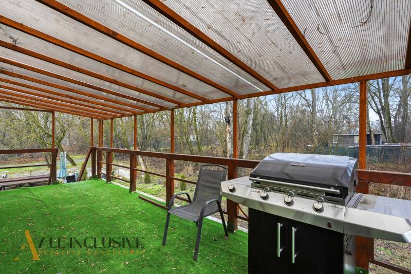 Gabčíkovo terasz műfüves grillezővel és ülőgarnitúrával.