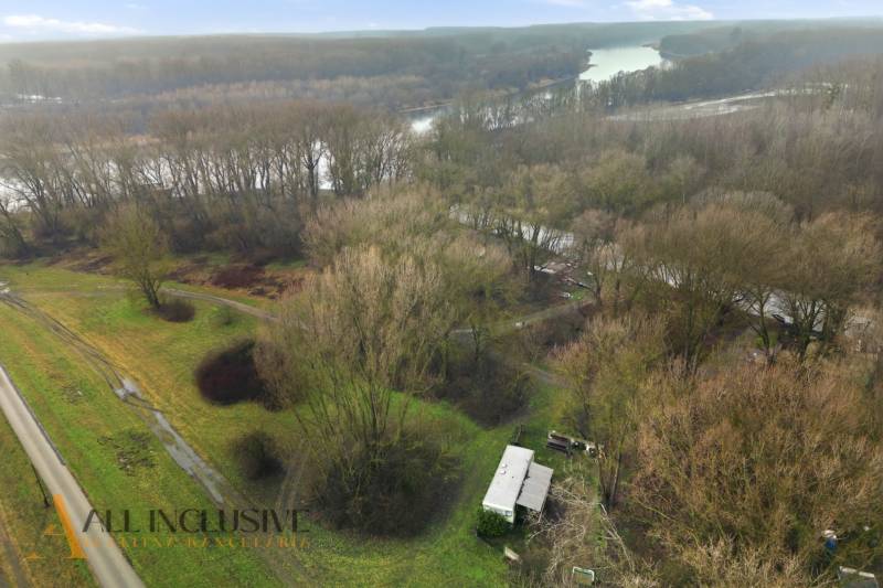 Légi felvétel egy házról és környékéről a Duna közelében, Gabčíkovo mellett.