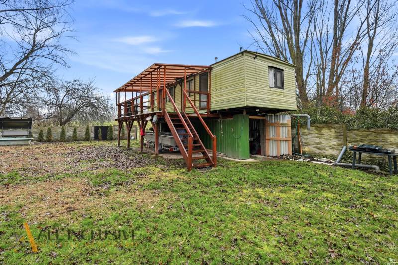 Faház Gabčíkovo-ban emelt terasszal, gondozott telken.