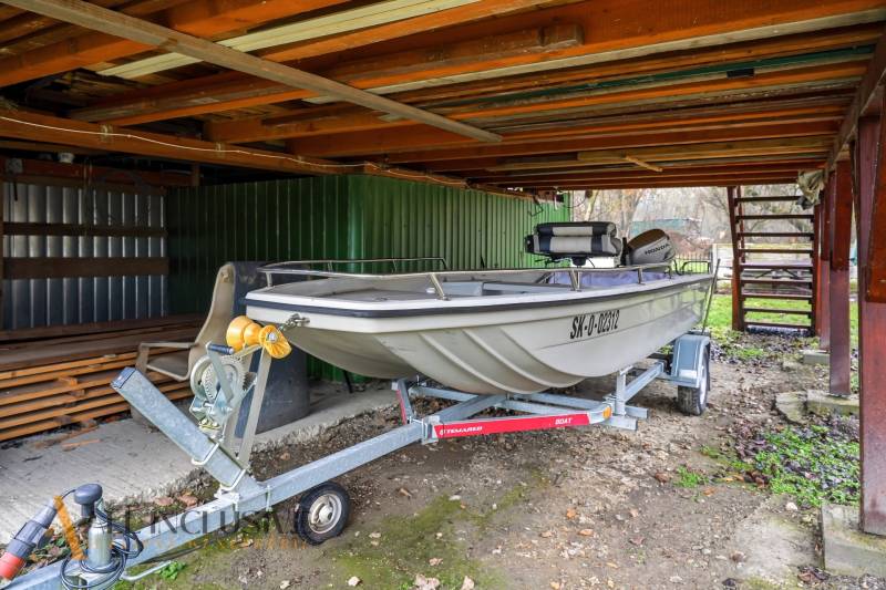 A gabčíkovi ház alatt egy csónak van a pótkocsin.