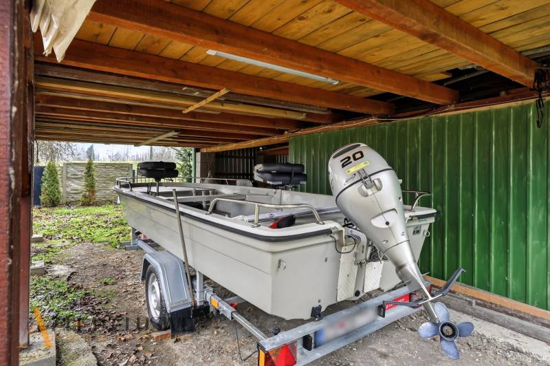 Fedett hely a gabčíkovi háznál, utánfutón lévő csónakkal és motorral.