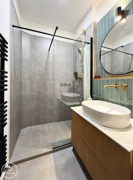 Fürdőszoba a Vajnorská utcán, zuhanykabin, arany szerelvények, nagy kád, alkalmas 2 szobás lakásba.