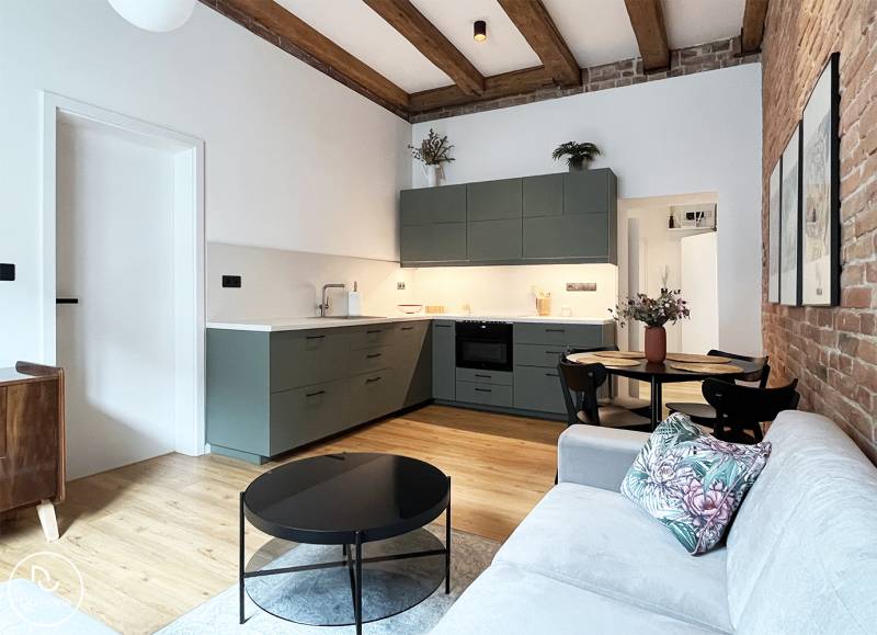 Kényelmes 2 szobás lakás nyitott konyhával a Vajnorská utcában, fa gerendákkal, téglafallal.