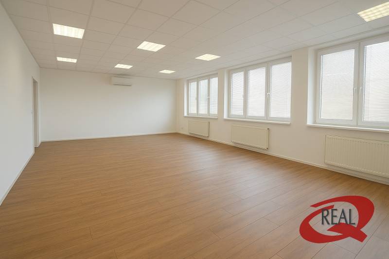 Tágas irodák fa dekor padlóval és légkondicionálóval.