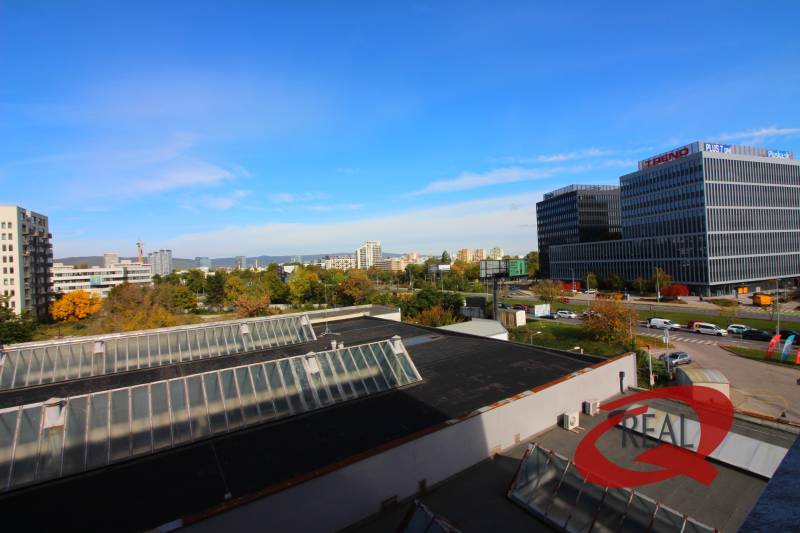 Kilátás az irodaházakra a pozsonyi Ružinovban, a Trenčianska utcában.