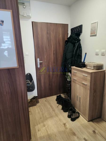 Előszoba egy kétszobás lakásban, faajtókkal és fa dekorációjú padlóval.