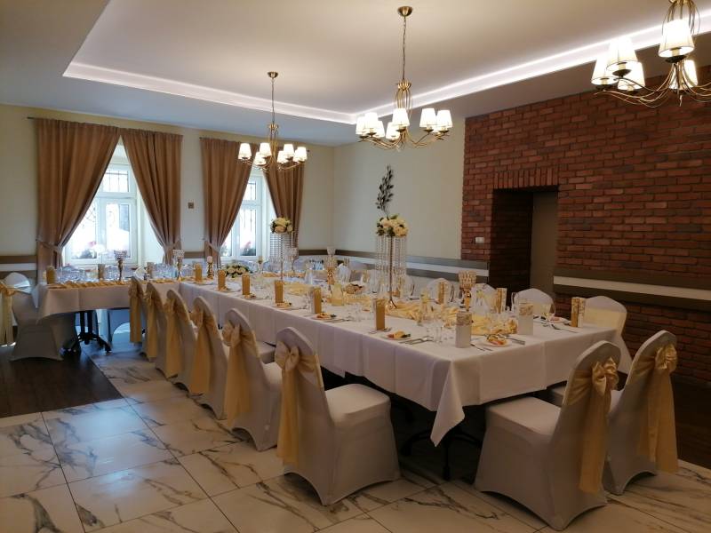 Nagyszerűen díszített terem szállodákban és panziókban kőburkolattal és hatékony világítással.