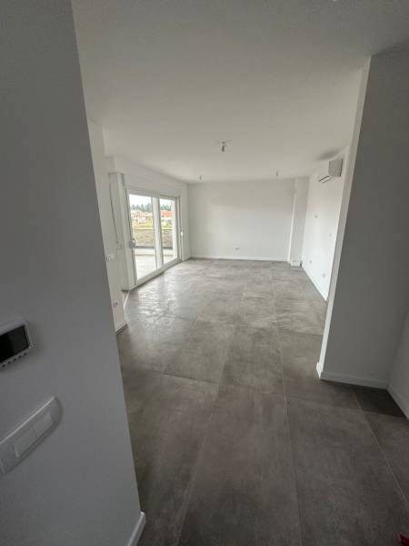 Nappali egy háromszobás lakásban terasszal és szürke csempével.