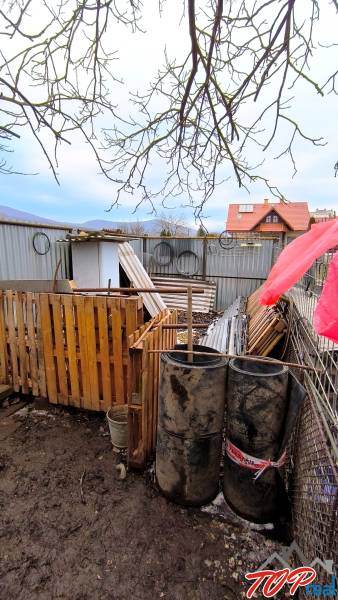 Pozemky - lakóhely a Mierová utcában, Krásnohorské Podhradie anyagokkal és hordókkal.