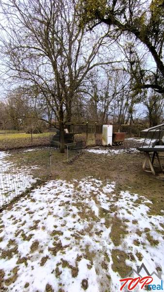 Telek a Mierová utcában, Krásnohorské Podhradíban, fűvel és hóval, lakhatásra alkalmas.