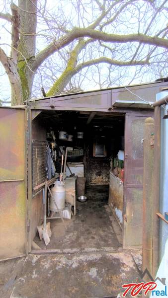 Régebbi menedékhely a Mierová utcában található telken, Krásnohorské Podhradie-ban.